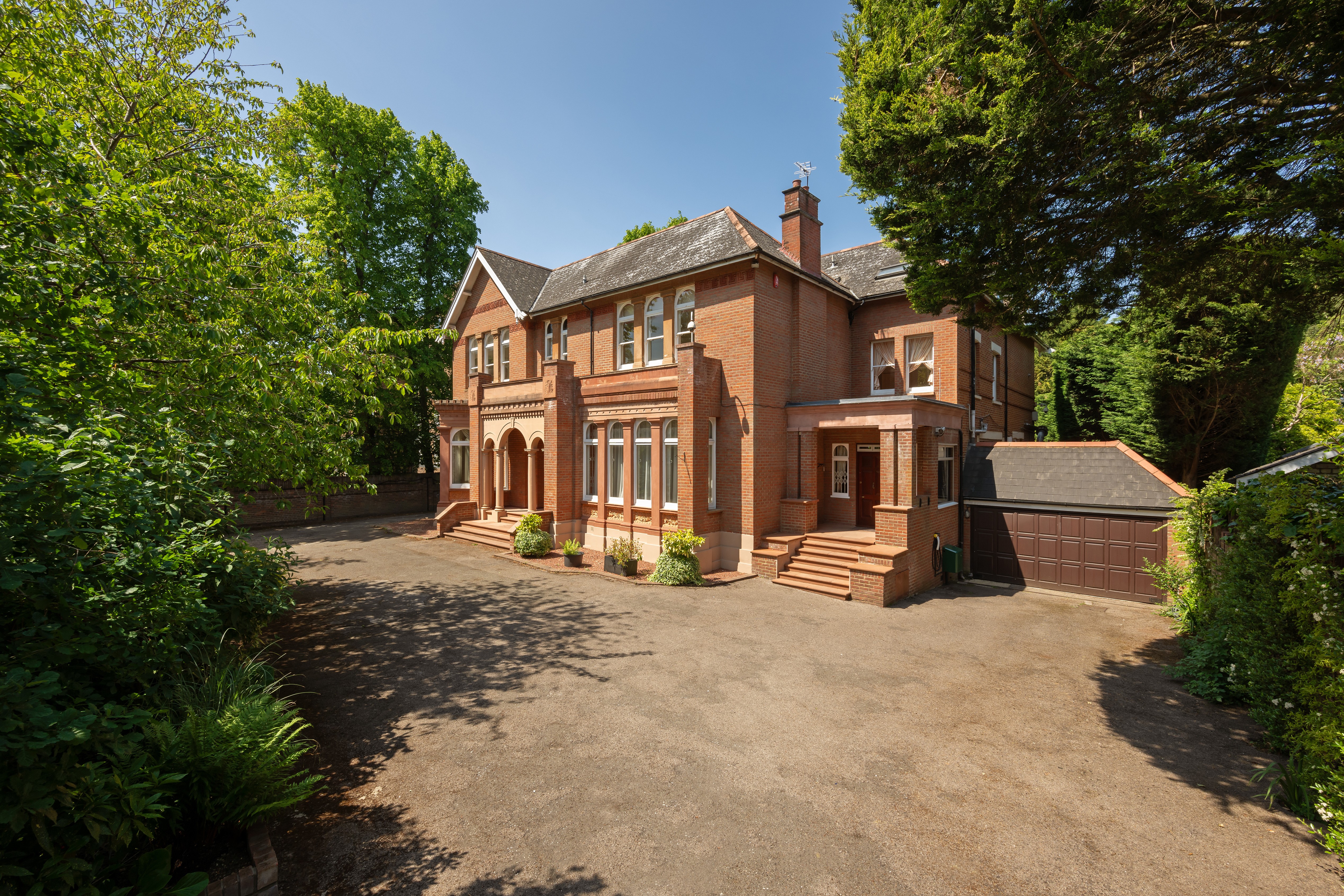 Detached seven bedroom home with garden and swimming pool on Broadlands Road, N6